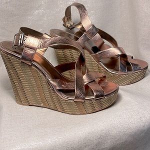 VINCE CAMUTO WEDGE SANDALS METALLIC COPPER